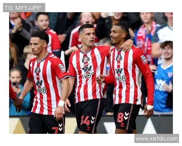 英超激战：曼城大胜那不勒斯红牌争议引发全场热议与激情